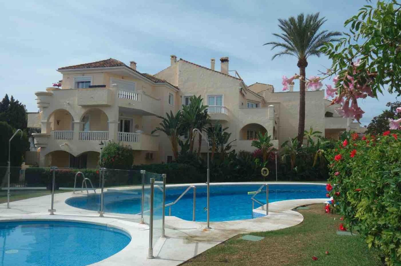 Apartment In El Paraiso - Near Puerto Banus Естепона Екстериор снимка