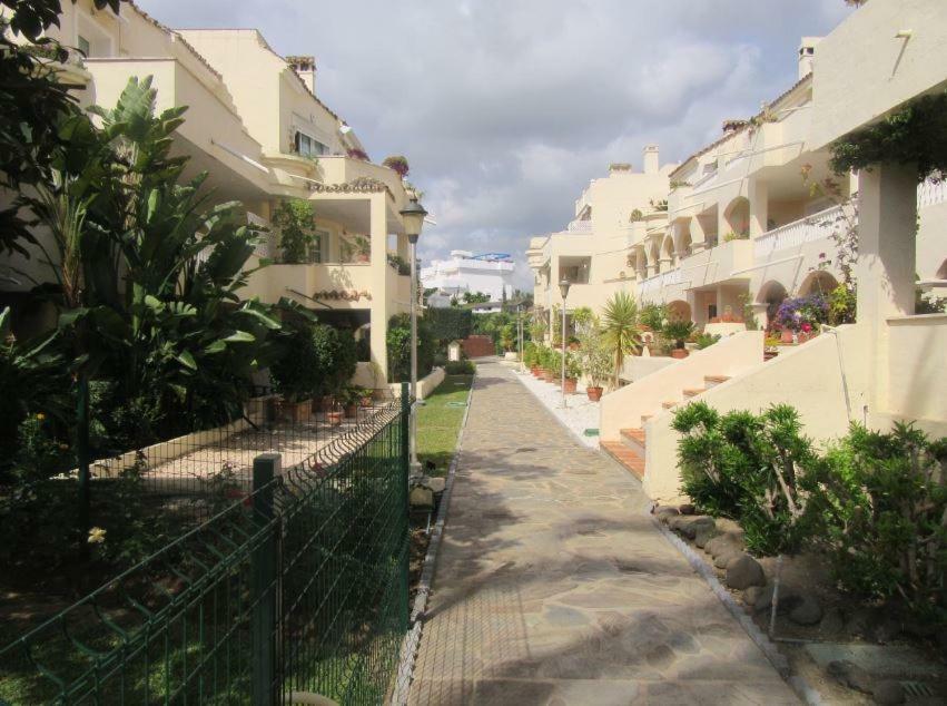 Apartment In El Paraiso - Near Puerto Banus Естепона Екстериор снимка